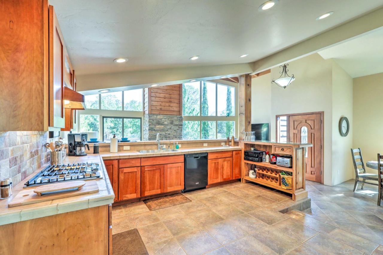 Bright Sedona Home With Deck And Mountain Views! Exterior photo