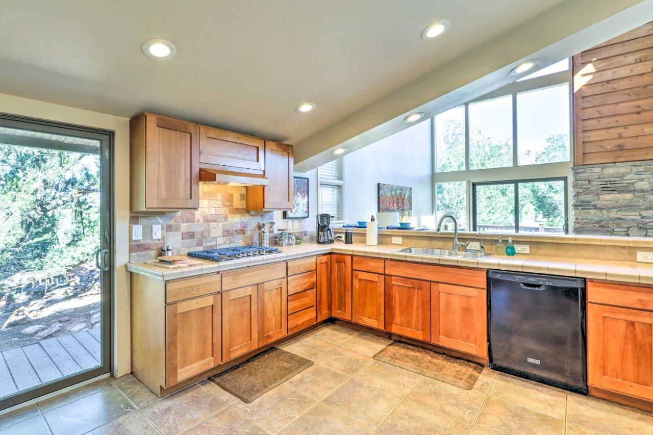 Bright Sedona Home With Deck And Mountain Views! Exterior photo